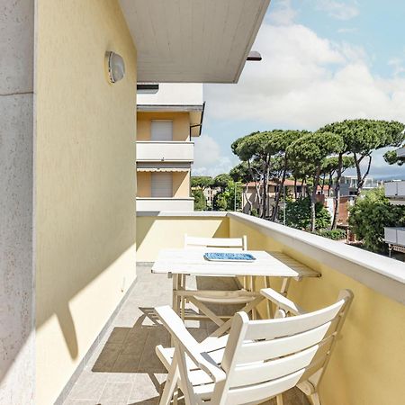Comfy Apartment With Private Parking Near The Beach! Виареджо Экстерьер фото