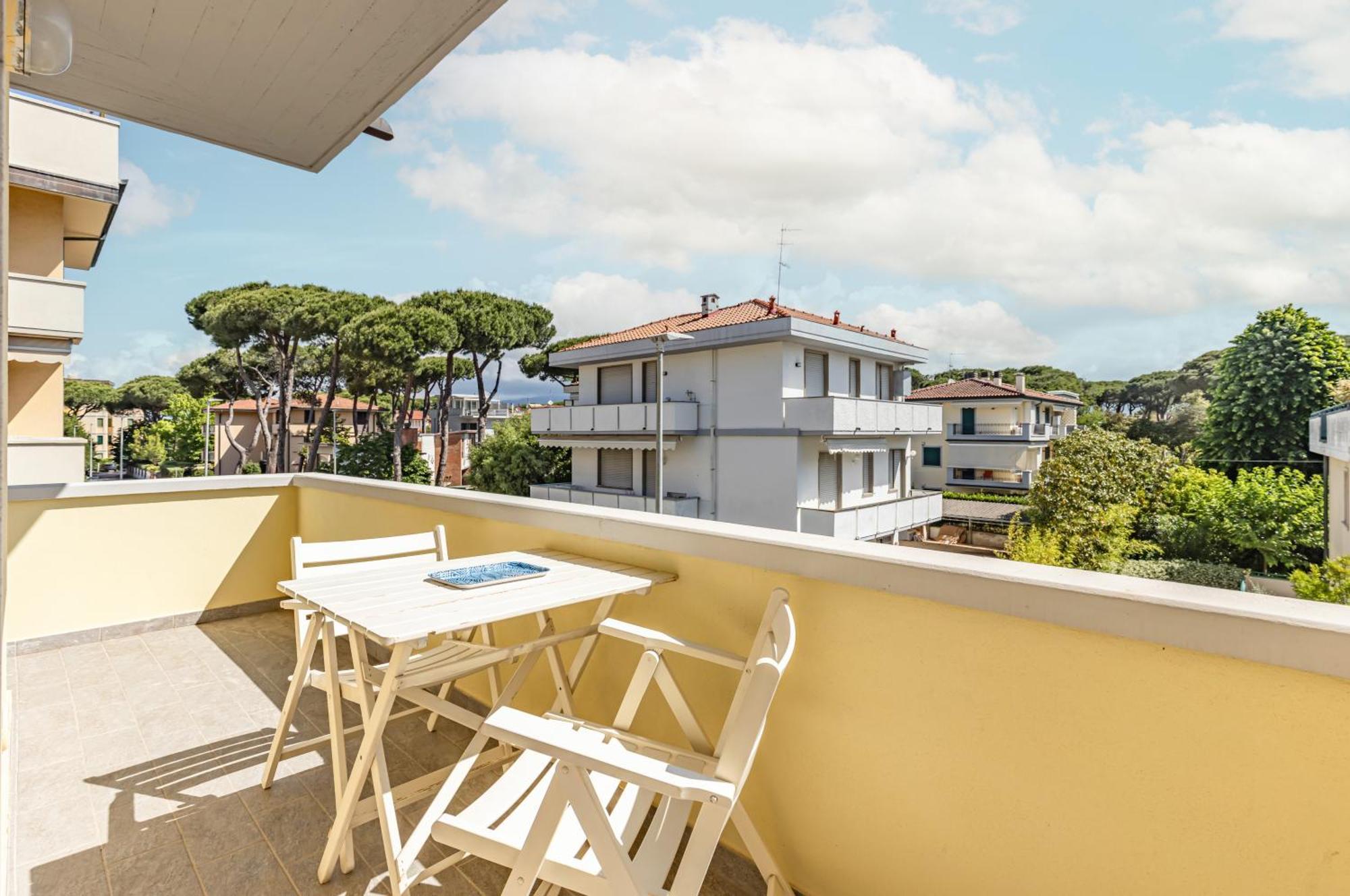 Comfy Apartment With Private Parking Near The Beach! Виареджо Экстерьер фото
